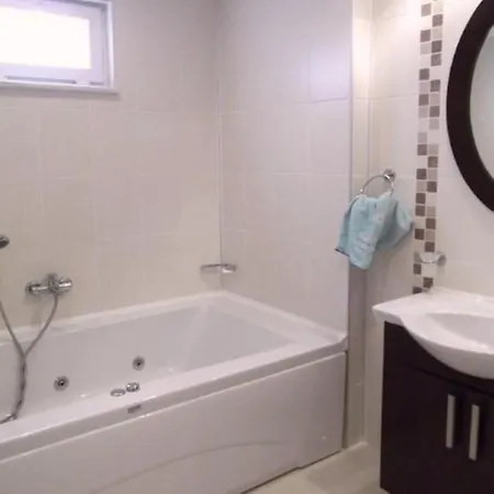 Gorgeous 2 Bed Private Ground Floor Home *