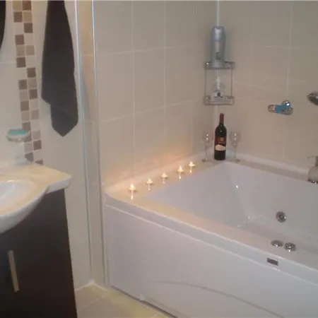 Gorgeous 2 Bed Private Ground Floor Home Daire