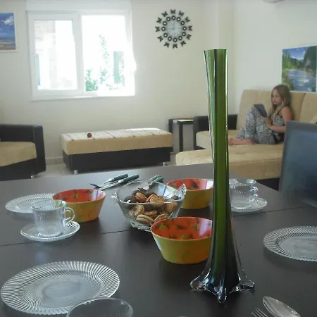 Gorgeous 2 Bed Private Ground Floor Home